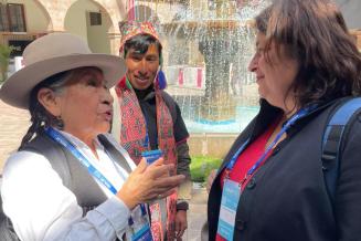 Lideresa indígena peruana conversando con Representante de UNESCO en Perú