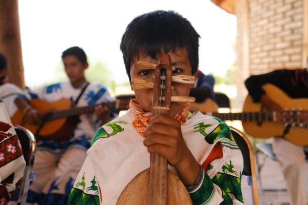 Niño mariachi de un pueblo indígena de México