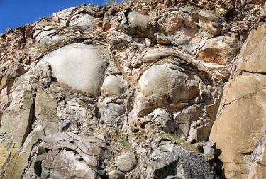 Disyunciones esferoidales en las laderas del Volcán El Morrón de Villamayor, Geoparque Mundial de la UNESCO de los Volcanes de Calatrava. Ciudad Real, España