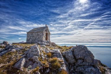 Pico e iglesia de San Elijah en el Geoparque mundial de la UNESCO de los lagos de Biokovo-Imotski, Croacia