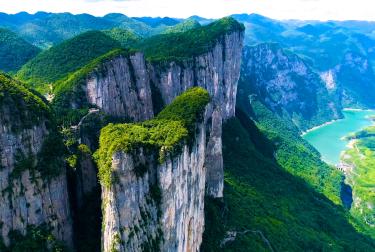 Pilares de piedra kárstica de Daloumen en el Geoparque mundial de la UNESCO del Gran Cañón de Enshi - Cueva de Tenglongdong, China
