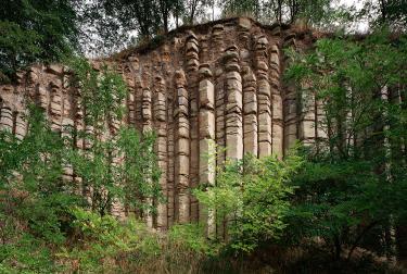 Basalto columnar en la cantera de Mikołajowice, Geoparque mundial de la UNESCO de la Tierra de los Volcanes Extintos, Polonia