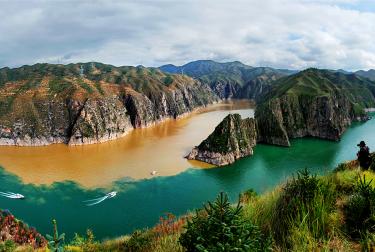 Confluencia del río Amarillo y el río Tao en el Geoparque mundial de la UNESCO de Linxia, China