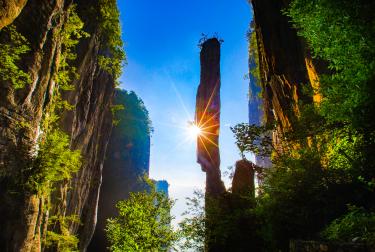 Pilares de piedra kárstica de Yizhuxiang en el Geoparque mundial de la UNESCO del Gran Cañón de Enshi - Cueva de Tenglongdong, China