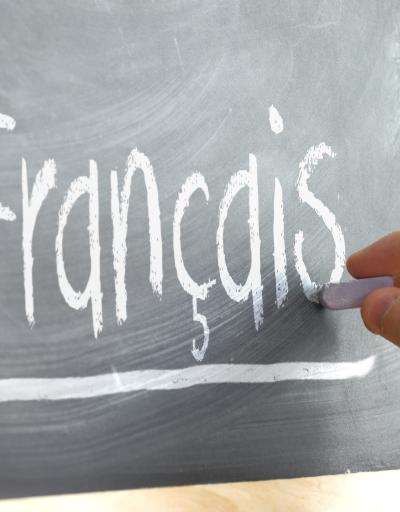 "Français" written in white chalk on a blackboard