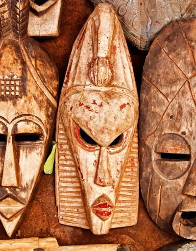 Masques ouest-africains sur le marché Accra