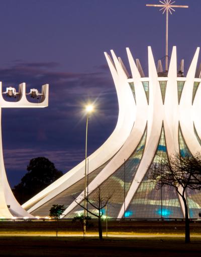 La cathédrale métropolitaine de brasilia la nuit