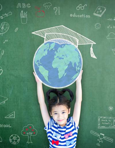 Une écolière éduquée levant un doodle mondial sur un tableau de bord pour l'éducation des enfants Journée internationale de l'enfance et concept de la journée mondiale de l'alphabétisation