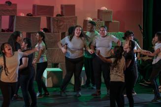 Jóvenes participan en una de las escenas de una obra de teatro 