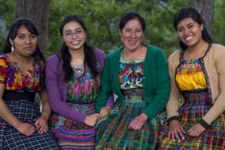 Magdalena Cox (tercera por la derecha) y sus amigas se esfuerzan por contrarrestar el acceso limitado de las niñas a la educación en Guatemala, impulsando las actividades de los Centros Locales UNESCO-Malala