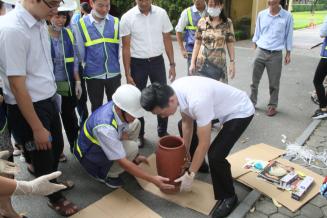 Participants collecting objects during a guided simulation. Training on strengthening the resilience of cultural heritage in the event of disasters in Vietnam 