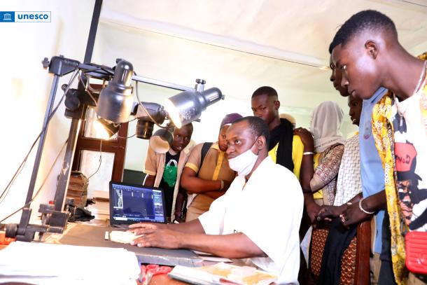 Présentation des outils de numérisation à la bibliothèque de Djenné 