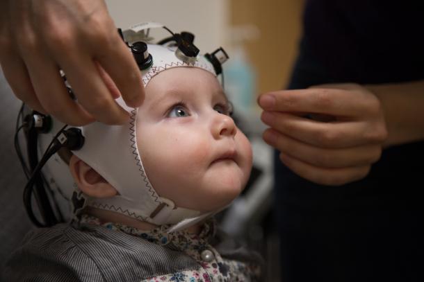 Mesure de l'activité cérébrale d'un bébé de six mois par le biais d'un électroencéphalogramme au babylab du Centre neuroscience intégrative et cognition (INCC / CNRS et Université de Paris) qui étudie l’acquisition du langage et les capacités cognitives des nourrissons.