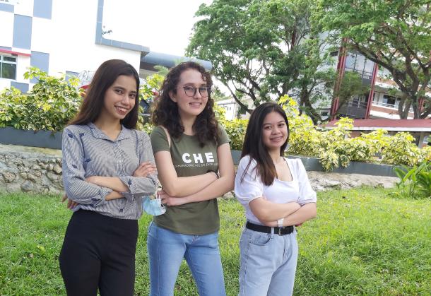Ghia Luwalhati, Nicole Elizabeth Tan y Reaner Jacqueline Bool, del equipo WONDERPETS de la Universidad Estatal de Batangas en Filipinas