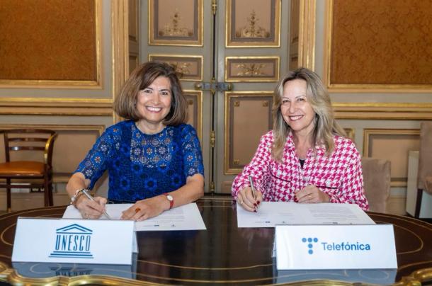 Trinidad Jiménez and Gabriela Ramos at the signing of the agreement between UNESCO and Telefónica for the implementation and promotion of the Recommendation on the Ethics of AI