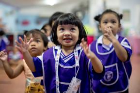 En Tailandia, los niños de edad preescolar aprenden a interactuar a través de los juegos
