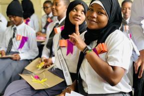 L’une des organisations lauréates du Prix UNESCO pour l’éducation des filles et des femmes accompagne de jeunes tanzaniennes lors de transitions scolaires cruciales