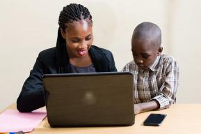 Comment une collaboration multisectorielle facilite l’apprentissage en ligne en Côte d’Ivoire 