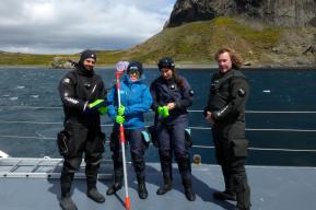 De jeunes scientifiques prélèvent des échantillons d'eau de mer à la recherche d'espèces marines vulnérables dans les Terres et mers australes françaises