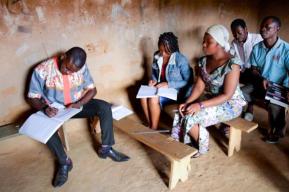 Ouganda : comment la planification de l'éducation peut aider les enseignants des réfugiés