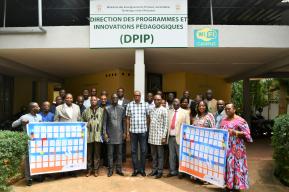 UNESCO offre 1 500 planches murales pour faciliter l’apprentissage de l’alphabet aux élèves du Togo