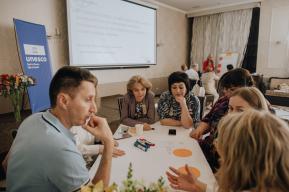 Ucrania: la UNESCO forma a 15 000 psicólogos escolares para dar apoyo a estudiantes y docentes
