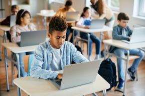 ЮНЕСКО: Правительства должны незамедлительно регламентировать использование генеративного ИИ в школах