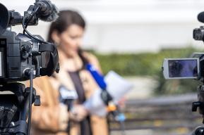 Renforcer les capacités des femmes journalistes au Brésil grâce à un soutien juridique accessible