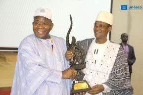 L’UNESCO honorée par le Gouvernement du Mali à travers un trophée Ciwara