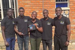 Estudiantes de Uganda innovan en el ámbito de la agricultura mediante la tecnología y el espíritu empresarial