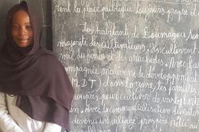 Au Mali, Fatouma poursuit sa scolarité après la fermeture des écoles due à la COVID-19