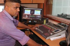 Réponse au COVID-19 : au Népal, l’apprentissage passe des salles de classe à la radio