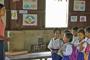 Programa ganador del premio UNESCO de capacitación de docentes orienta la formación de maestros camboyanos