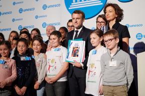 Pour les 30 ans de la Convention des droits de l’enfant célébrés à l’UNESCO, le Président français appelle à renforcer la protection de la jeunesse sur internet