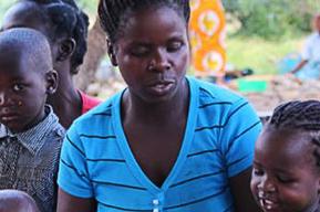Une approche familiale de l’apprentissage stimule les compétences en alphabétisation, en calcul et en langue au Mozambique 