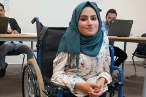 Une bourse encourage une étudiante handicapée à poursuivre son rêve en Jordanie