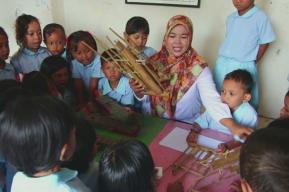 Un programa indonesio destinado a los docentes de la primera infancia recibe el Premio UNESCO-Hamdan 