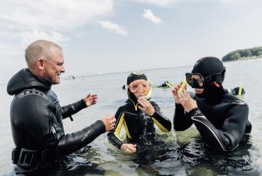 Des enfants apprennent le snorkeling, Géoparc mondial UNESCO de l'archipel de la Fionie du Sud, Danemark 