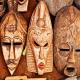 Masques ouest-africains sur le marché Accra
